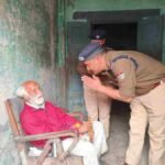दून पुलिस पहुंची सीनियर सिटीजन के द्वार, सिनियर सिटीजन से भेंट कर जाना उनका हाल, दिलाया हर सम्भव सहायता का भरोसा