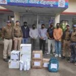 अवैध शराब की तस्करी का दून पुलिस ने किया भंडाफोड़, *अवैध शराब की तस्करी में लिप्त 5 अभियुक्तों को पुलिस ने किया गिरफ्तार,  नकली होलोग्राम व स्टिकर लगी 7 पेटी से अधिक अग्रेंजी शराब हुई बरामद